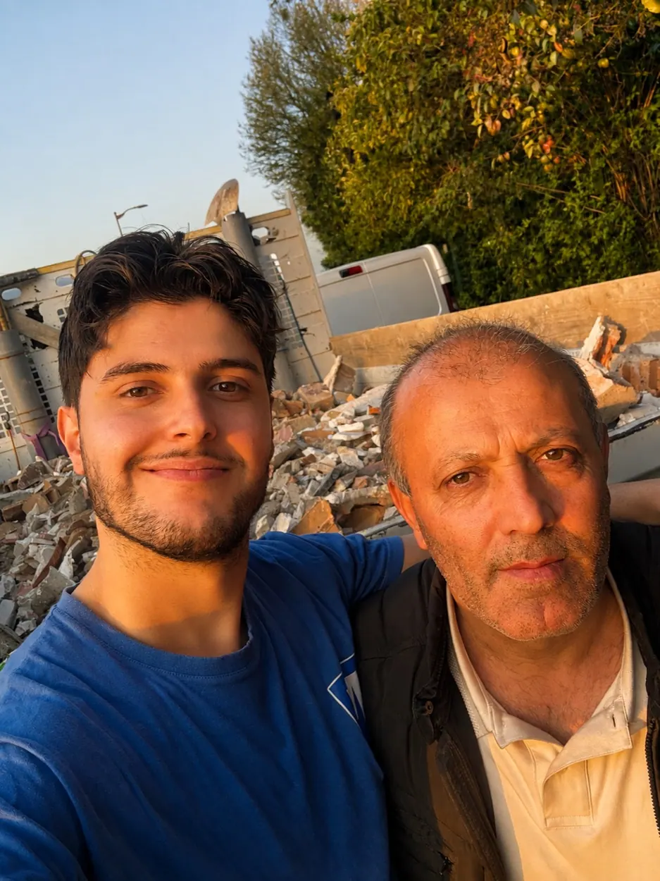 Deux membres de l’équipe Miran Construction sur un chantier