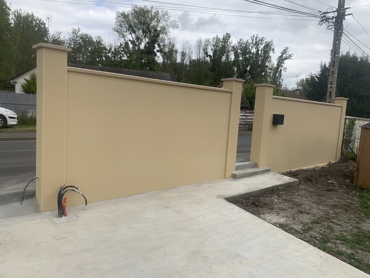 Réalisation d’un ravalement en ton pierre sur un mur