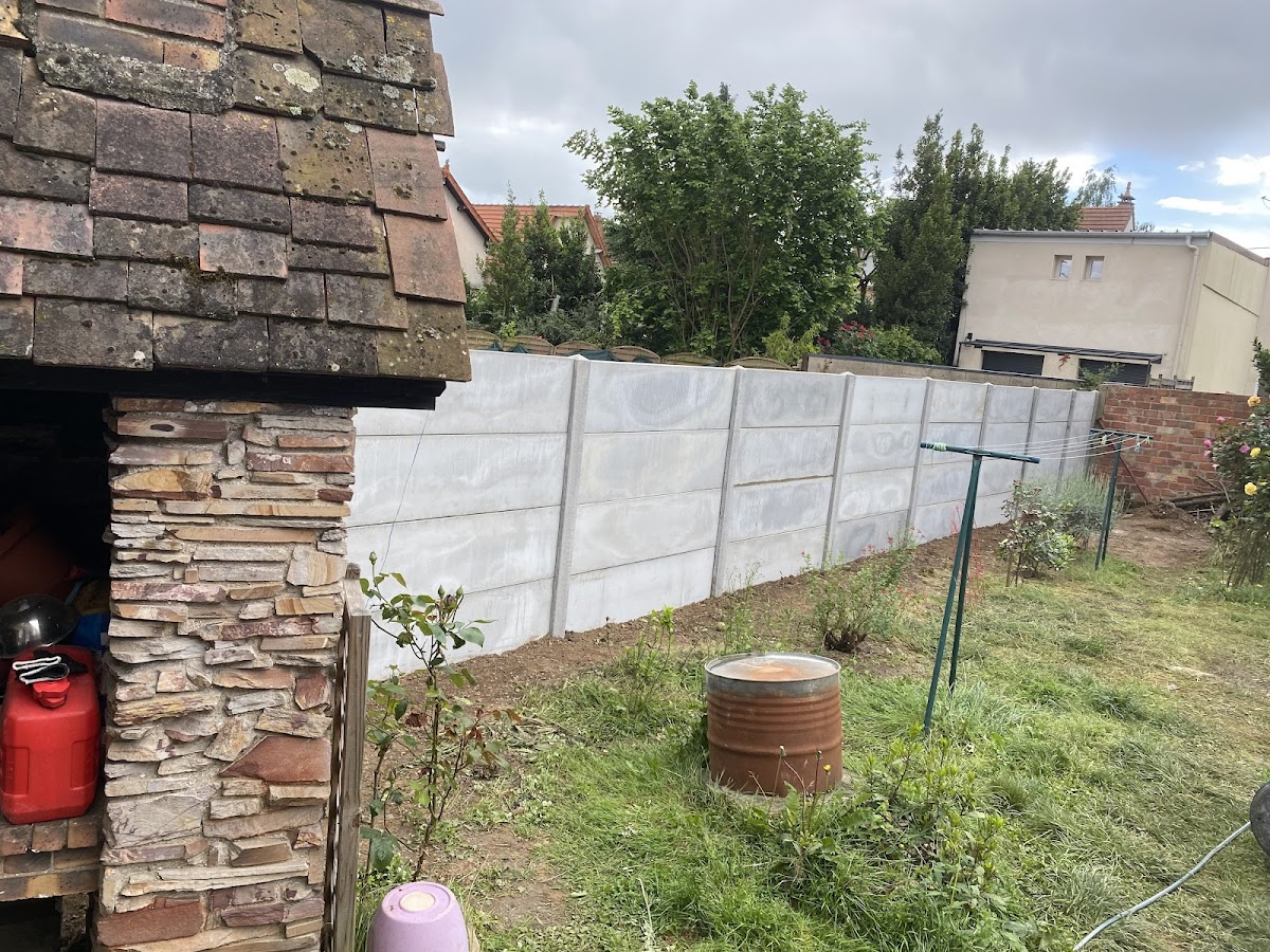 Réalisation d'un mur de clôture en plaque de béton