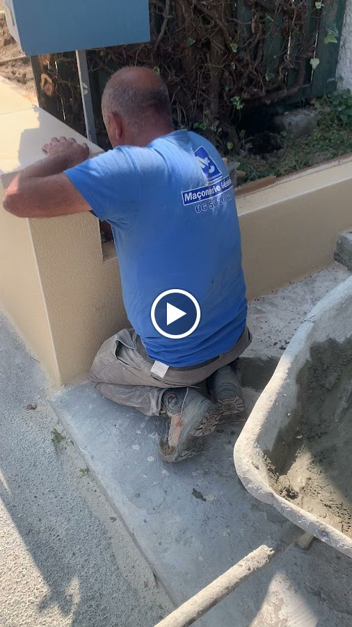 Réalisation d'un mur de clôture avec ravalement