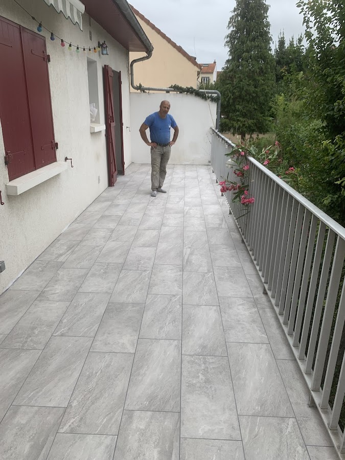 Rénovation d'une terrasse extérieure avec pose de carrelage