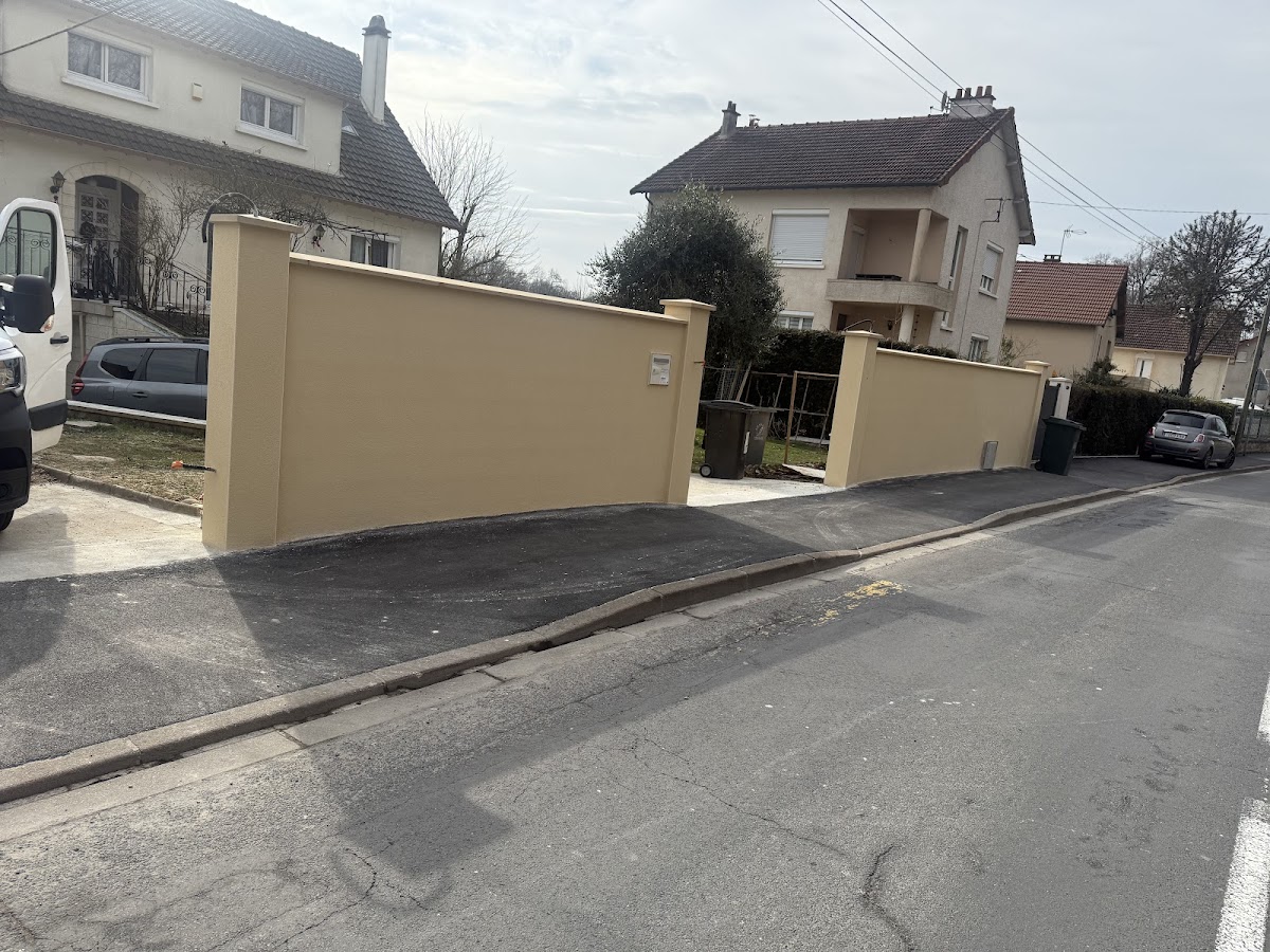 Réalisation d’un mur de clôture avec chapeau et ravalement