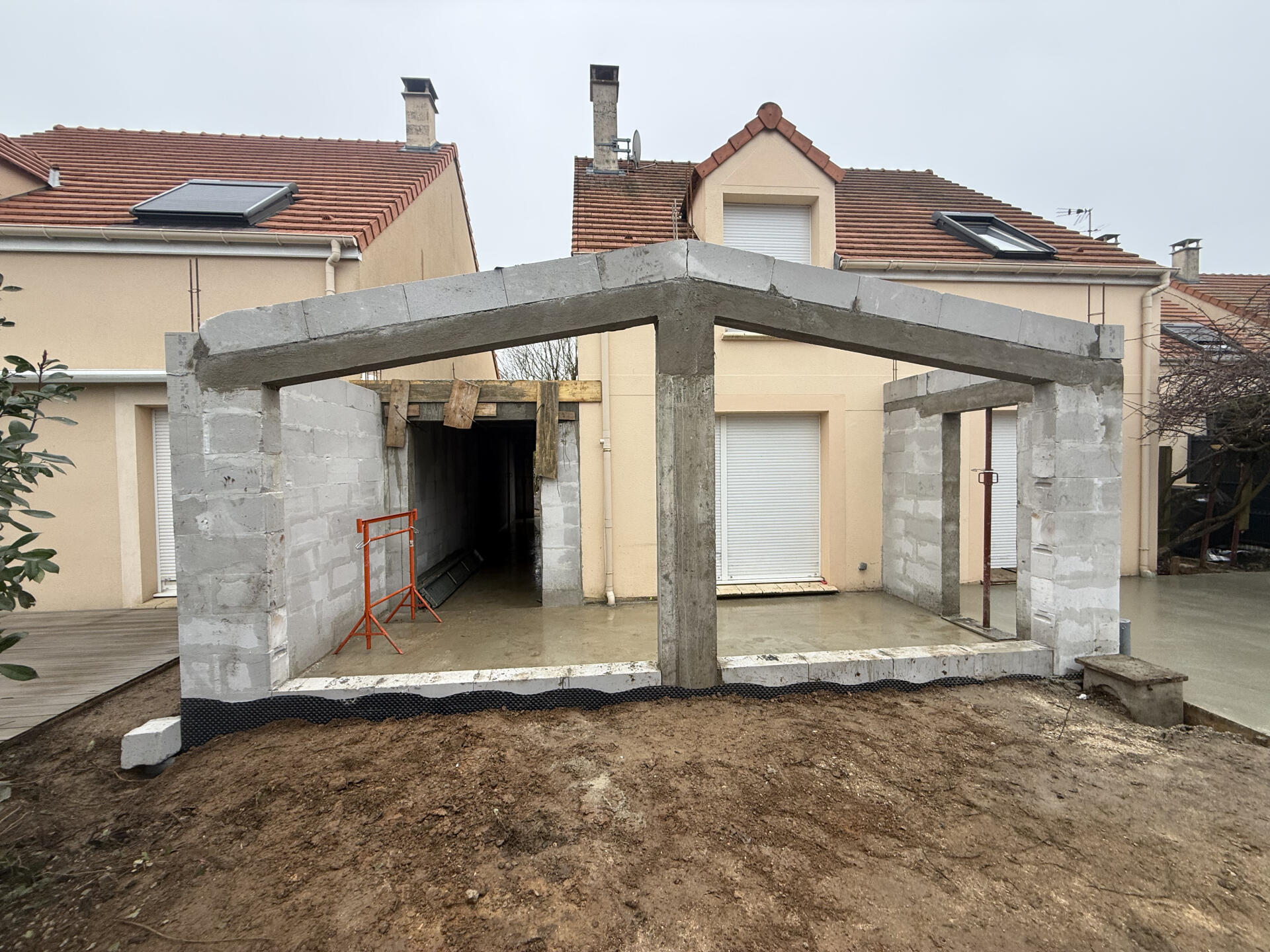 Avant - Fin des travaux de maçonnerie et couverture zinc
