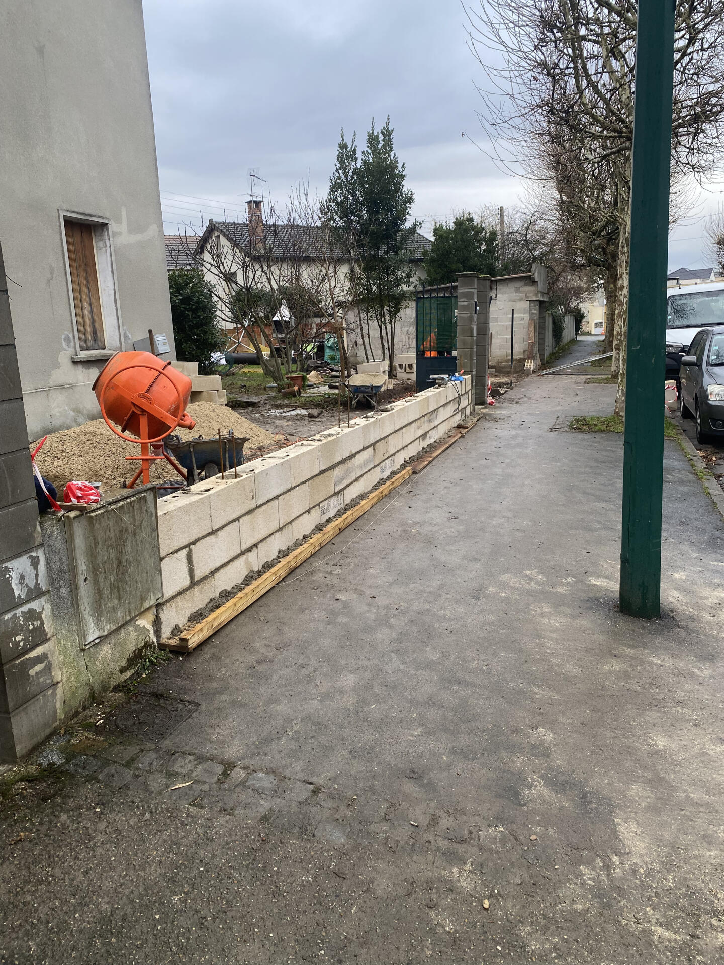 Avant - Démolition et construction d’un muret de clôture 