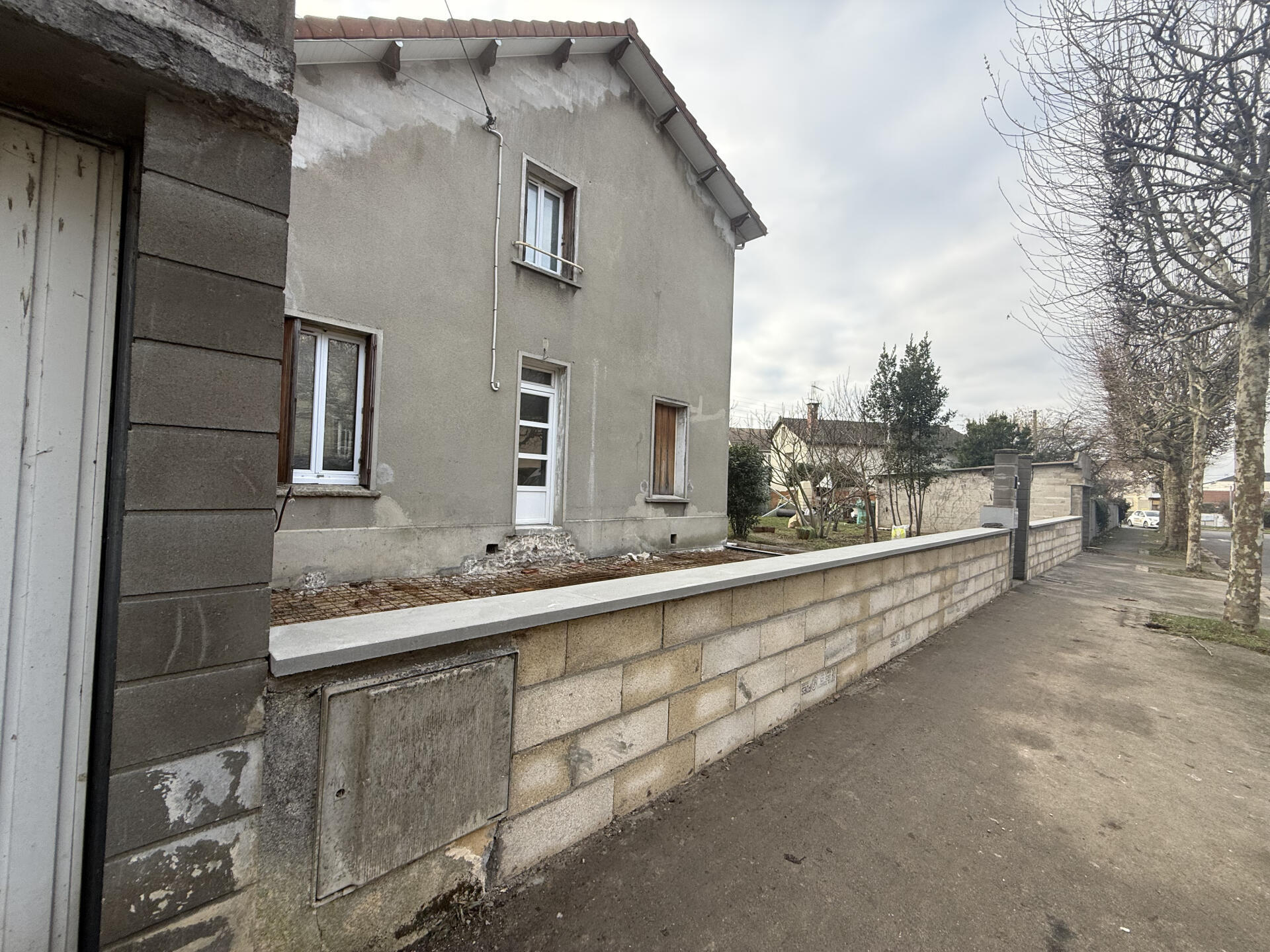 Démolition et construction d’un muret de clôture 