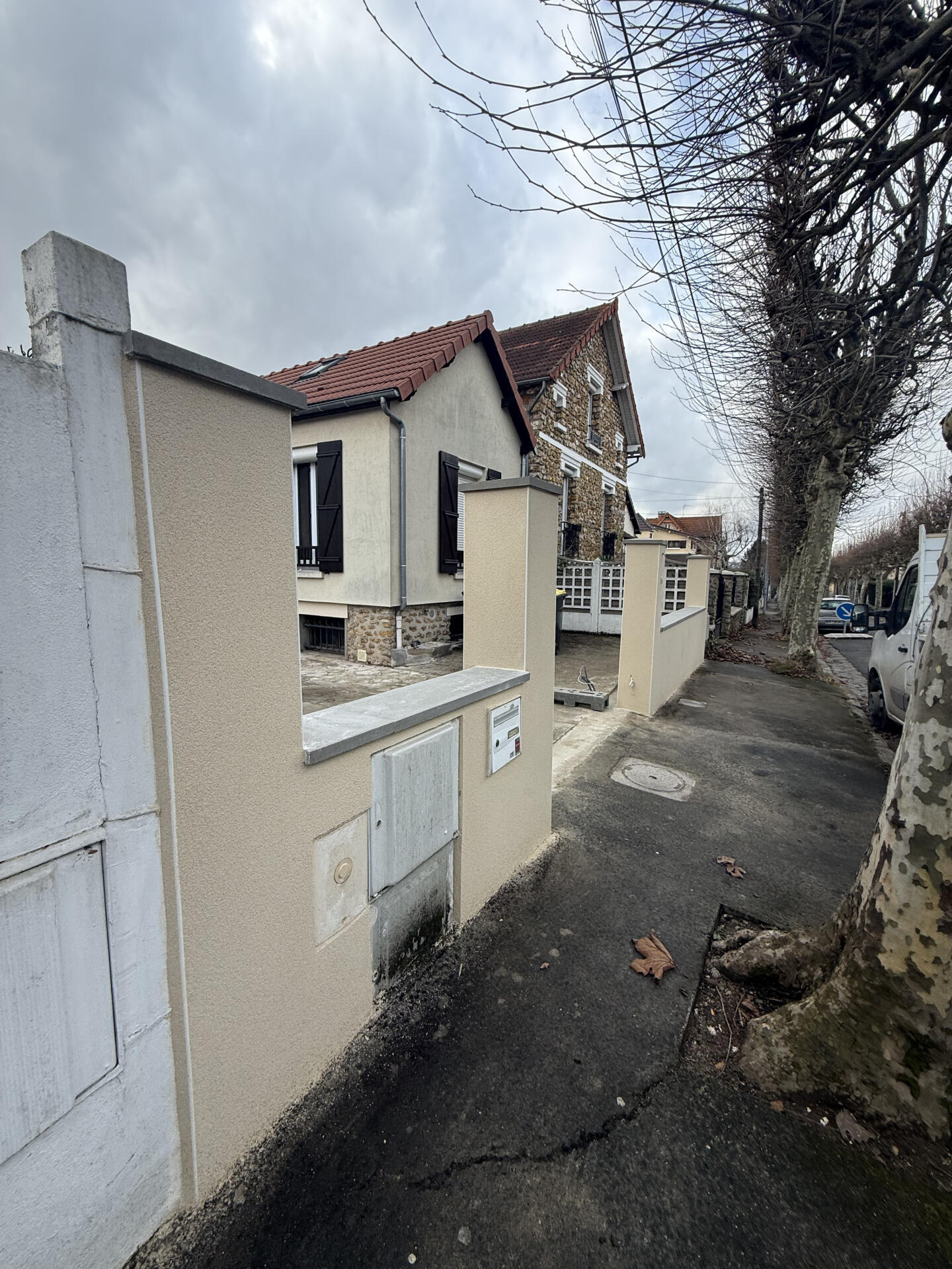 Ravalement de mur de clôture et travaux de maçonnerie extérieure