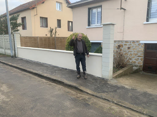 Fin de chantier pour un murs de clôture avec poteaux pilier