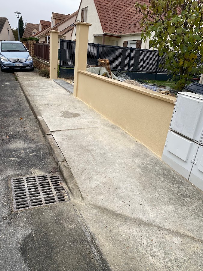 Réalisation de murs de clôture avec ravalement