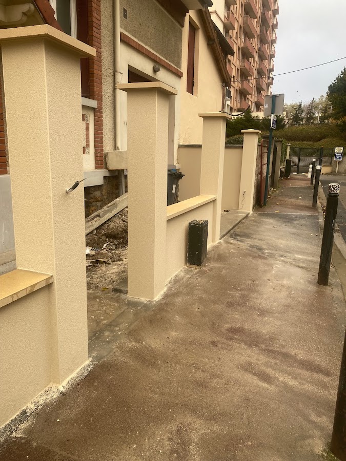 Réalisation de murs de clôture avec poteaux pilier