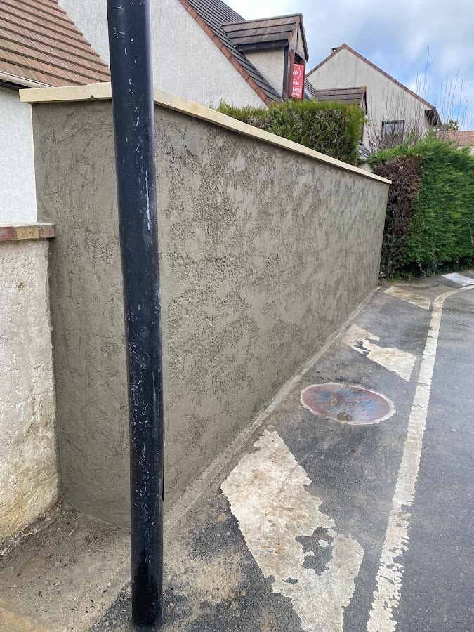 Réalisation d’un murs de clôture avec ravalement