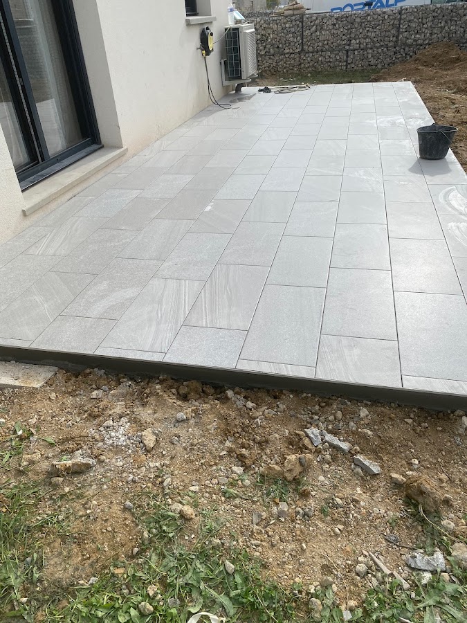 Réalisation d’une dalle en béton avec pose de carrelage